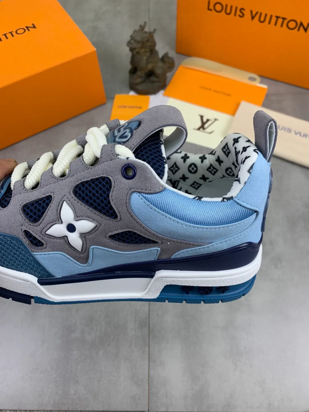 Men's Men's Shoes 💰P660 New The new LV TRAINER series of sneakers are on sale. This LV Trainer sneaker reinterprets Virgil Abloh's classics with nubuck and grained cow leather, and is decorated with Monogram flowers on the rubber outsole of the same color. A deformed Monogram flower occupies the sides, contrasting with the asymmetric Louis and Vuitton logos at the rear. The original version was designed by Virgil Abloh and was inspired by vintage basketball shoes. Featuring LV monograms on the tongue and upper, a scripted Louis Vuitton logo on the sides and a #54 logo on the rear, the rubber outsole features Monogram flowers and continues the comfort of an innovative gel outsole. Comes with original drawer box and complete packaging! Color: 3️⃣colors available